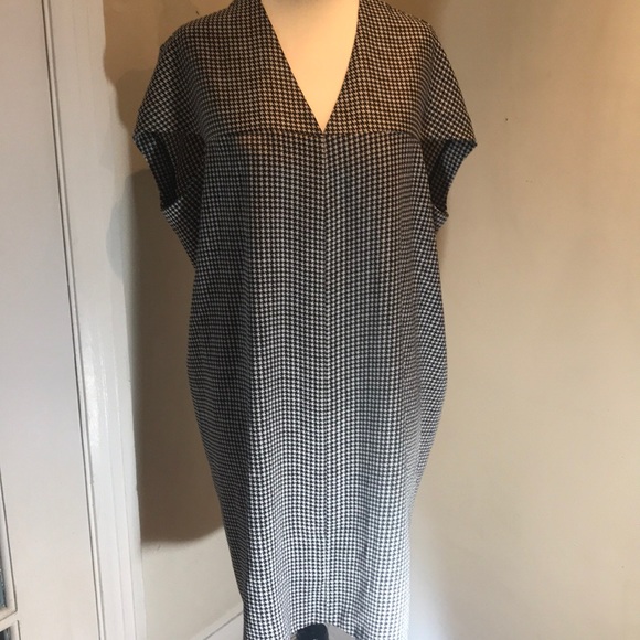 “CLUB MONACO” Tunic Style Black and White Dress. - Picture 5 of 14